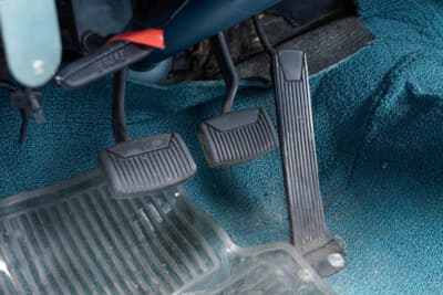 「アメリカ車だけどスリーペダル、これがいいんですよ」とオーナーの諏訪さん