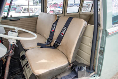 シンプルすぎるシートだがシートベルトはガッチリ装備