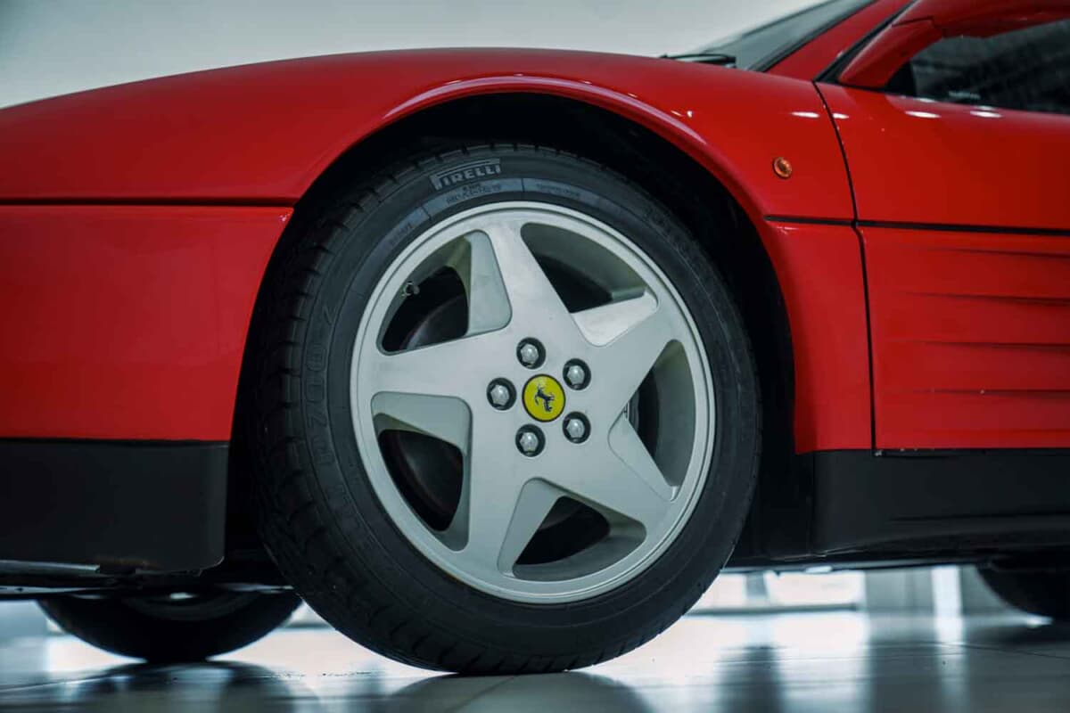 6万4400ポンド（邦貨換算約1191万円）で落札されたフェラーリ「348ts」（C）Courtesy of RM Sotheby's