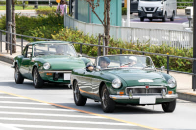 千鳥ケ淵を走る1964年製MG B。後方はトライアンフ スピットファイア1500