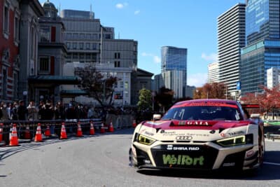 屈指のビジネス街として知られる中之島に多くのスーパーカーが集結したことは異例のイベント