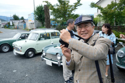 他参加車両の撮影を楽しんでいるクラシカルな紳士はカニ目のパッセンジャーとして参加