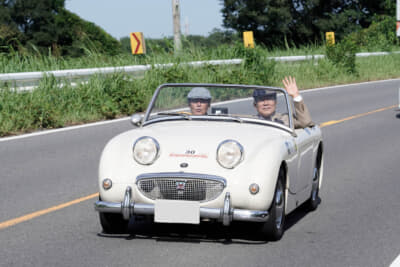 秩父から飯能のワインディングを駆け抜け入間川を渡り川越に差し掛かる参加者のオースティン ヒーレー スプライトMk.I