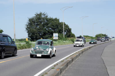 モーリス マイナー、オースティン ミニ、トライアンフ スピットファイア、トライアンフ TR4Aの隊列が入間川を越えた