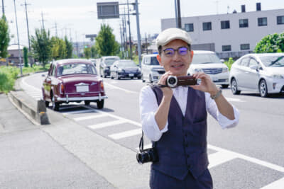 ライレー1.5が、DGD参加の仲間たちの車両の隊列をビデオに残す