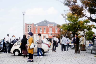 会場が門司港レトロ中央広場という観光スポットのため、会場にはご覧の通りたくさんの観客が集まった