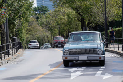 運転席のベンチシートに座る2人の個性も満点だ。後方にはライレー1.5、モーリス マイナーが続いている