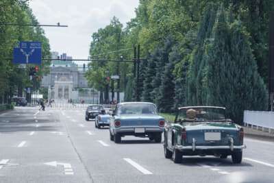 四谷駅前から迎賓館方面を正面に走行する参加車両