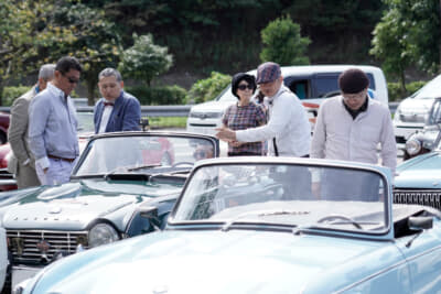パーキングエリアでも愛車を囲み話が尽きない参加者たち
