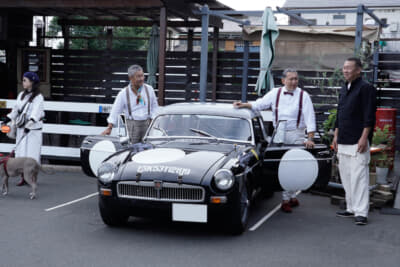 ツーリング先導車としてMG Bで参加の菅野さんと上野山さんをねぎらう諏訪さん