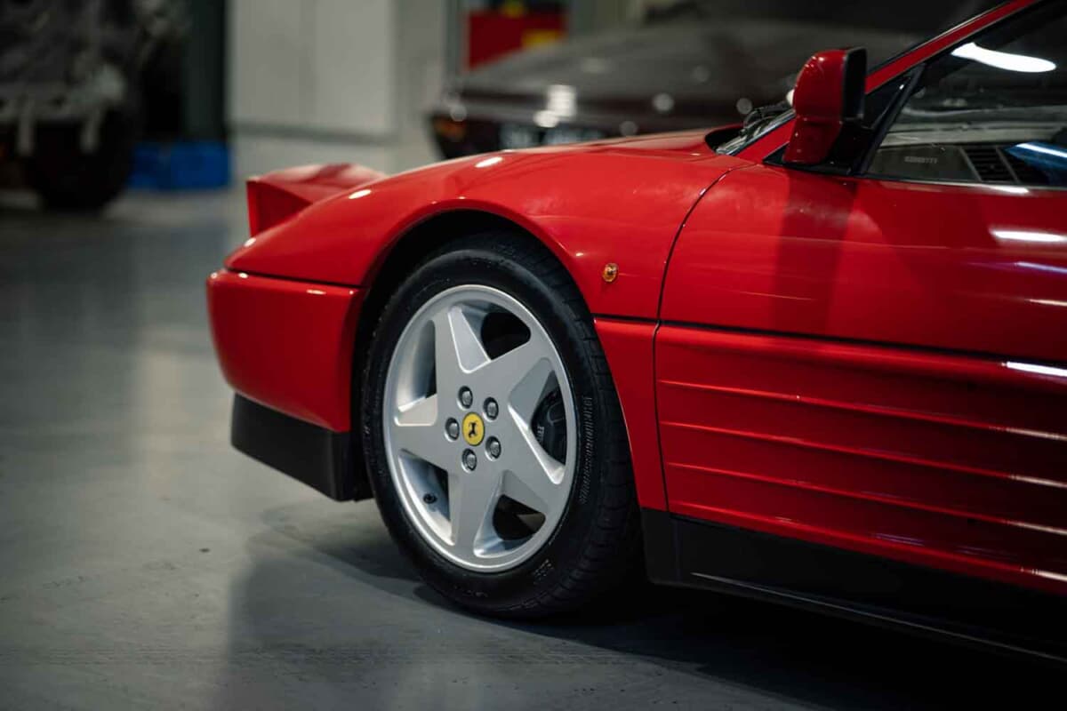 4万8300ポンド（邦貨換算約894万円）で落札されたフェラーリ「348ts」（C）Courtesy of RM Sotheby's