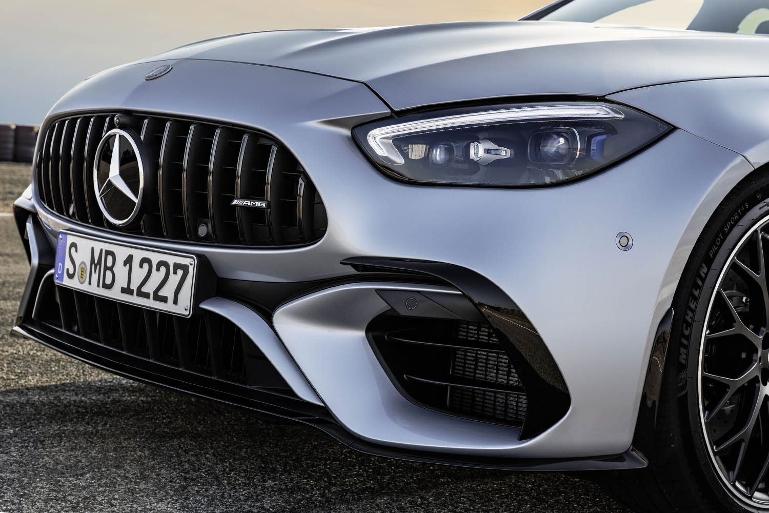 4気筒世界最強の680馬力を発揮！ 前後トルク配分可変なメルセデスAMG