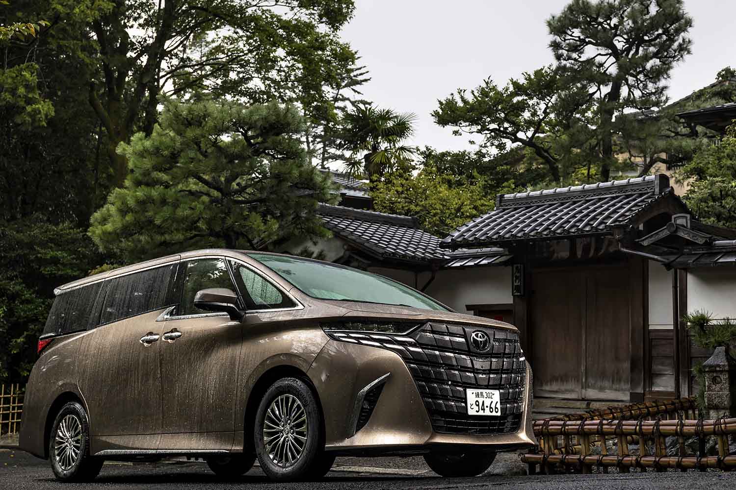 トヨタ新型「アルファード」はドライバーズカーとしては失格!? ロング