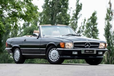 3万9100ユーロ（邦貨換算約630万4000円）で落札されたメルセデス・ベンツ「560SL」（C）Courtesy of RM Sotheby's