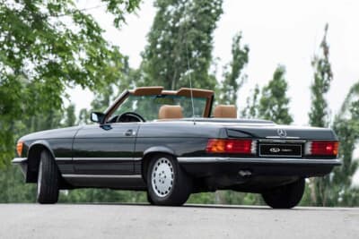 3万9100ユーロ（邦貨換算約630万4000円）で落札されたメルセデス・ベンツ「560SL」（C）Courtesy of RM Sotheby's