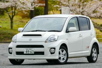 エクステリアはボンネットに備えられたインタークーラー冷却用のダクトと「X4」のステッカー以外はエアログレードの「カスタム」と同等のルックス