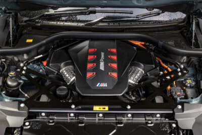 最高出力489ps／最大トルク650Nmの4.4L V8ツインターボを搭載。145ps／280Nmのモーターを組み合わせ、システムトータルで653ps／800Nmを発揮する