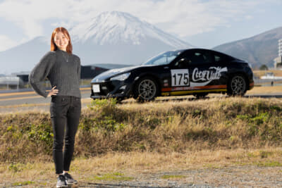 佐々木藍咲さん（19）と愛車の2014年式トヨタ86