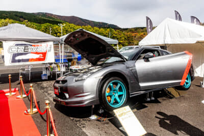 6速MT搭載のR35 GT-RをディスプレイしていたCREWCHブース