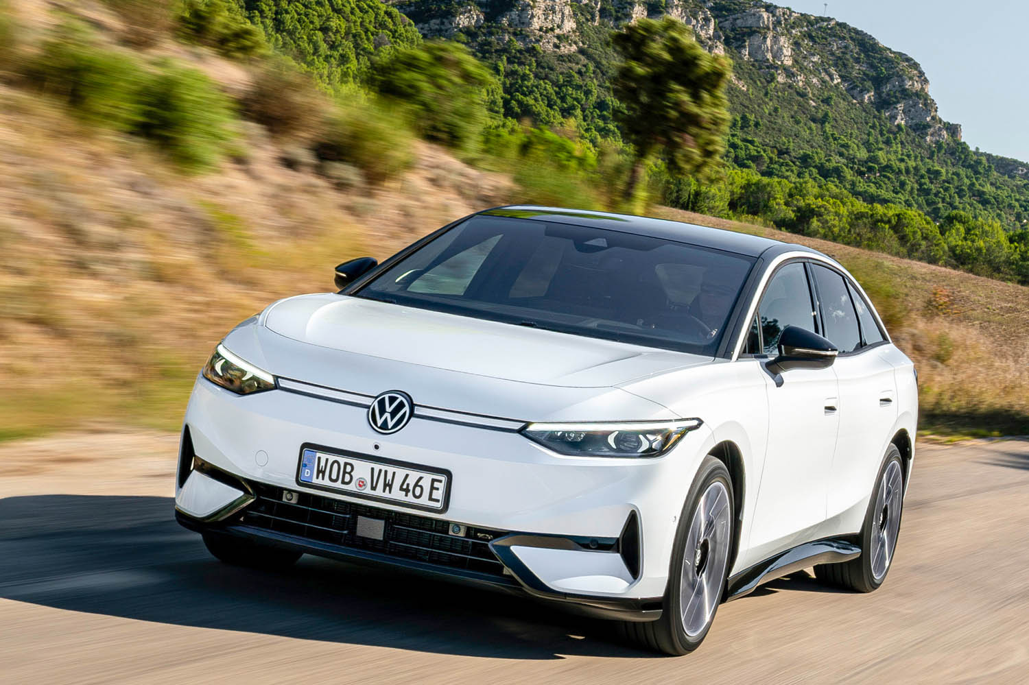 VWの最新「ID.7」は「EVらしさを感じさせないセダン」! ガソリン車から自然に乗り換えられる走りを実現していました | AUTO ...