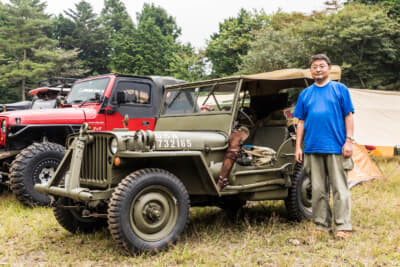 1944年式のウィリスMB型と、オーナーの藤田さん