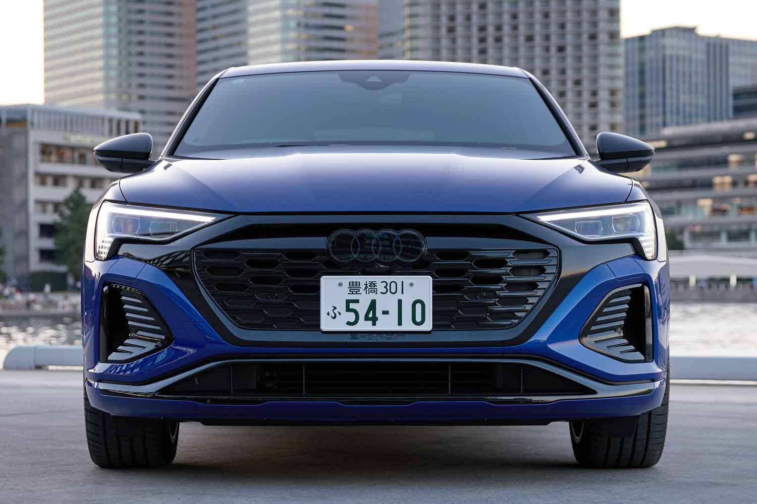 アウディのフラッグシップSUV「Q8 e-tron」が進化！ 走行距離と充電