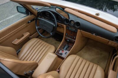 3万9100ユーロ（邦貨換算約630万4000円）で落札されたメルセデス・ベンツ「560SL」（C）Courtesy of RM Sotheby's