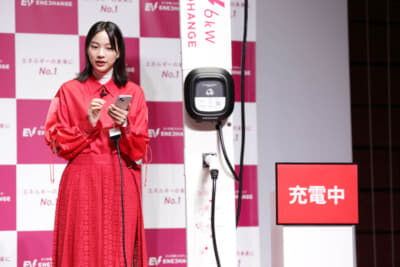 アプリ上の地図で充電スポットを見つけ、充電プラグを繋いでスマホ上で操作して充電開始し、充電し終ったらスマホで停止を確認してプラグを元に戻す、という一連の充電体験も、ステージ上で披露された