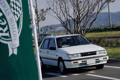 続々と来場する参加車両たち、こちらは1989年式いすゞ ジェミニ