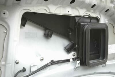 ボンネットに装着されたダクトの裏側