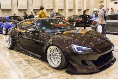 ボディカラーはポルシェの純正色であるマホガニーメタリックを採用