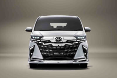 モデリスタのブースではアルファードとヴェルファイアが展示される