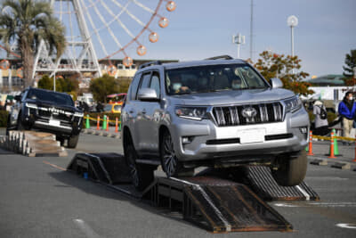 ラグーナビーチの駐車場の会場には「はたらくクルマ」の展示やオフロード体験同乗走行なども体験ができた