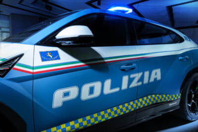 ドアには「POLIZIA」のロゴが反射フィルムで施される