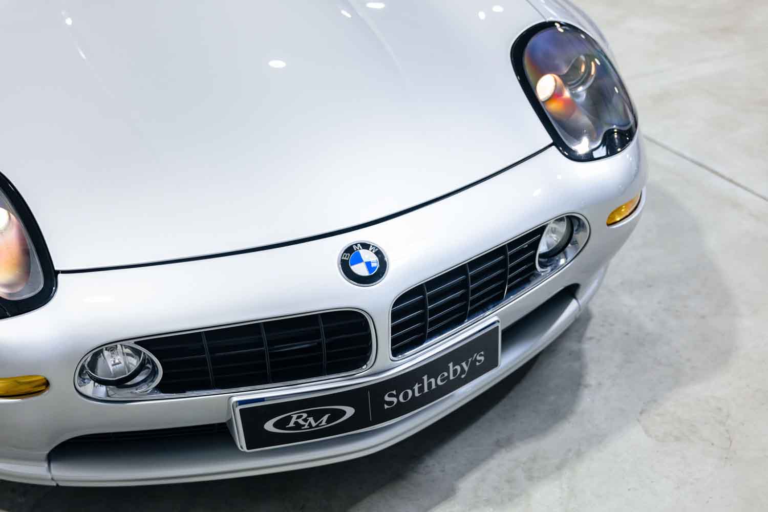 ボンドカーBMW「Z8」が約3410万円で落札！ 新車時の約2倍の