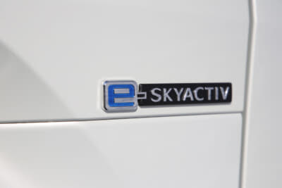 電動モデルであることを主張するe-SKYACTIVのエンブレム