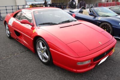 1994年のジュネーブ・ショーでデビューしたF355ベルリネッタは、348のラインをより洗練させたスタイルを持つ