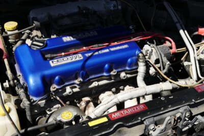 これが噂の青ヘッド、SR16VE。排気量1600ccで気持ちよく回る特性が、西島さんのお気に入り。可変バルブの切り替えも分かりやすいそうだ