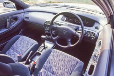 4本スポークのステアリングを採用。1800タイプSを除き、エアコンを装備