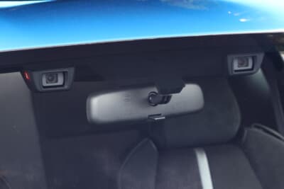 フロントガラス内側の上部に設置されたアイサイトのカメラ