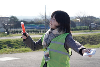 来場者を誘導する若いクラシックカー乗りの常連客たち