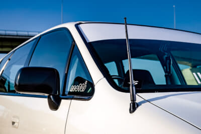 フロントフェンダーにアンテナを備えた スタイルは、US仕様では定番中の定番。 US仕様をダイレクト に盛り上げる絶好の一手なのだ