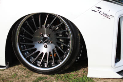 タイヤはNITTO INVO、245/35-20インチを装着。ホイールはSSR製エグゼキューター05で、フロント10J オフセット+24、リア10.5J オフセット+18でこのスタイルに