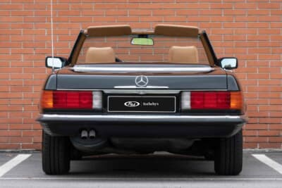 3万9100ユーロ（邦貨換算約630万4000円）で落札されたメルセデス・ベンツ「560SL」（C）Courtesy of RM Sotheby's