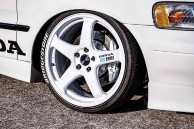 ホイールは19インチのエンケイPF05。 細身の5本でフラットフェイスという装いが王道だ。タイヤを 引っ張らないのも当時流の手法