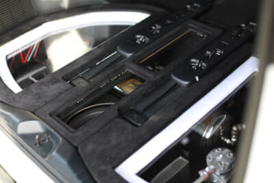 ラゲッジルーム下部にロックフォードのアンプなどをセット。薄型のP3sサブウーファー、パワーアンプはT600とT750小型モノラルアンプなど、スペースを考慮した製品を選んでいる