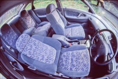 ファブリックシートが標準だったが、オプションで本革も選べた