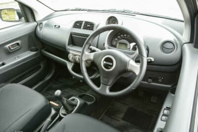 室内もメーターフードの上に後付けのタコメーターが備わる以外は特別感がなかった