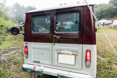 夕闇にテールやフロントマーカーが光る雰囲気はなんともアメリカっぽい