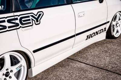 サイドステップも無限で、しっかり高さがあり重厚な雰囲気を演出している